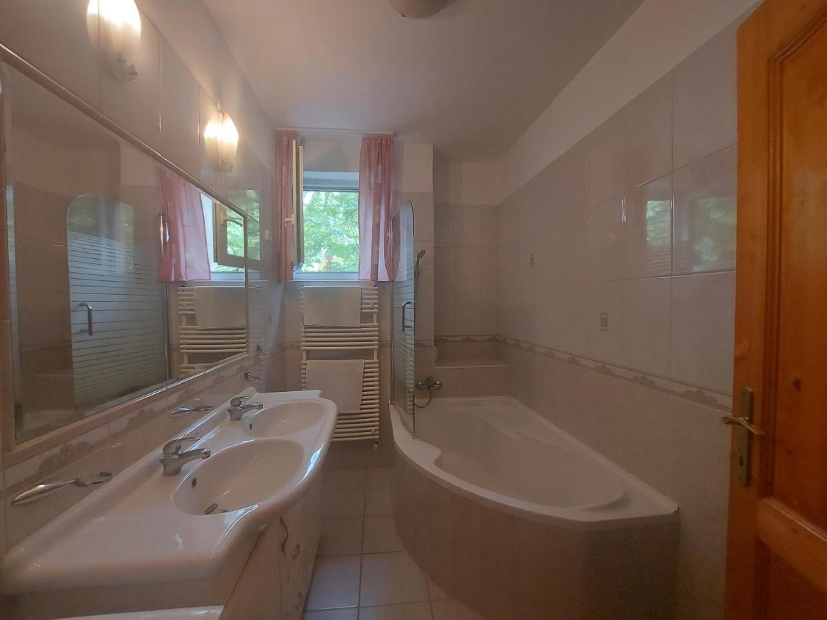 Lara Apartman Debrecen Exteriör bild